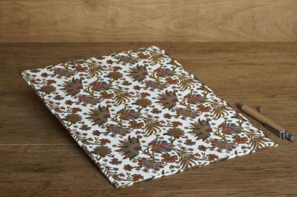 Stilvolles Klemmbrett mit Goldpapier